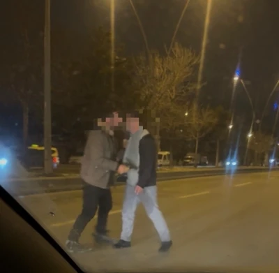 Tırın &ouml;n&uuml;ne atladı, trafiği kilitledi
