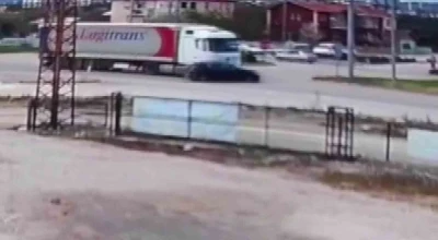 Tırın otomobili &ouml;n&uuml;ne katıp s&uuml;r&uuml;klediği kaza kamerada
