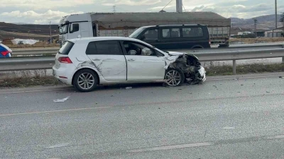 Tırın otomobili sıkıştırdığı kaza anı kamerada: 1 yaralı
