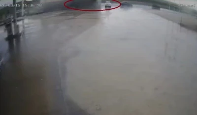 Tırın otomobilin &uuml;st&uuml;ne devrildiği anlar kamerada
