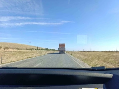 Tırın taşıdığı tuğlalar ile tehlikeli yolculuğu kamerada
