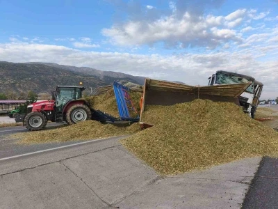 Tırın traktöre çarptığı kazada iki kişi yaralandı
