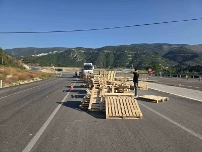 Tırın &uuml;zerinden yola savrulan ahşap paletler s&uuml;r&uuml;c&uuml;lere zor anlar yaşattı
