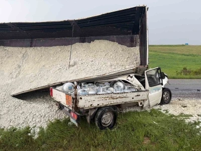Tırın &uuml;zerine devrildiği kamyonetin s&uuml;r&uuml;c&uuml;s&uuml; hayatını kaybetti
