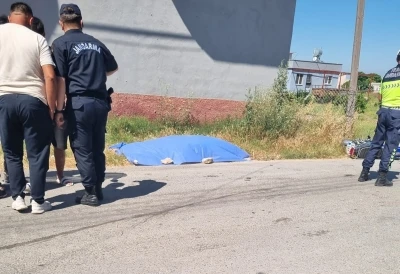 Tırla &ccedil;arpışan motosikletin s&uuml;r&uuml;c&uuml;s&uuml; hayatını kaybetti
