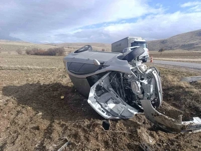 Tırla &ccedil;arpışan otomobilde 5 kişi yaralandı
