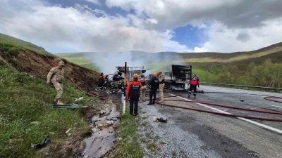 Tırlar kafa kafaya &ccedil;arpışarak alev topuna d&ouml;nd&uuml;: 2 s&uuml;r&uuml;c&uuml; hayatını kaybetti
