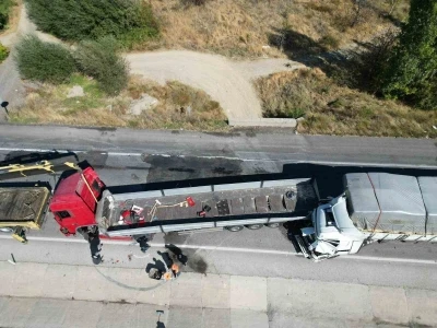 Tırların çarpıştığı kazada 2 kişi yaralandı
