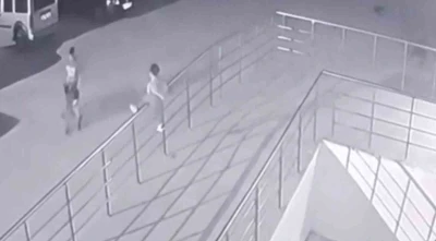 Tırmandığı demir korkuluklardan düşen çocuk ağır yaralandı
