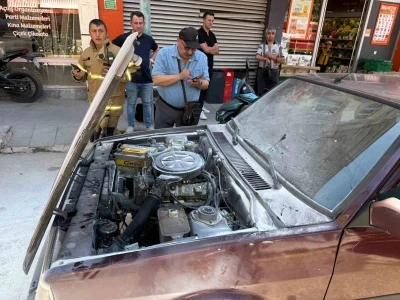 Tofaş aracın motor kısmında &ccedil;ıkan yangın b&uuml;y&uuml;meden s&ouml;nd&uuml;r&uuml;ld&uuml;
