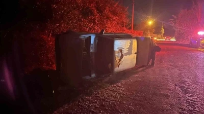 Tofaş Fiat otomobil yan yattı, sürücü olay yerinden kaçtı
