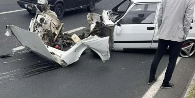 Tofaş marka otomobilin motoru fırladı: 2 yaralı
