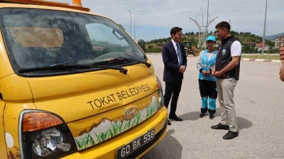Tokat Belediyesi&rsquo;nde &ccedil;&ouml;p taksi direksiyonuna kadın eli değdi
