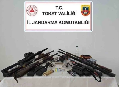 Tokat merkezli operasyonda &ccedil;ok sayıda silah ve m&uuml;himmat ele ge&ccedil;irildi
