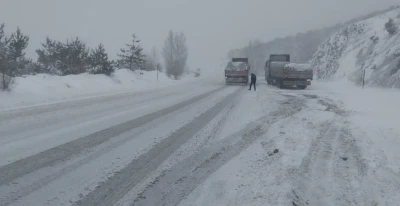 Tokat-Sivas yolunda kar engeli
