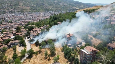 Tokat’ta boş arazide çıkan yangın evlere sıçramadan söndürüldü
