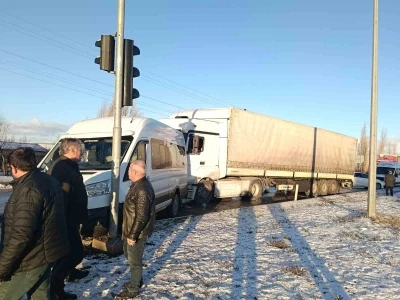 Tokat&rsquo;ta buzlanma zincirleme kazaya oldu, 5 ara&ccedil; birbirine girdi
