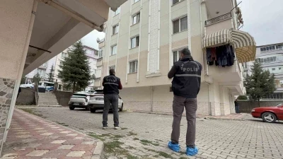 Tokat’ta cam silen kadın cipin üzerine düşerek hastanelik oldu

