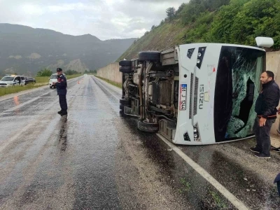 Tokat&rsquo;ta cenaze d&ouml;n&uuml;ş&uuml; minib&uuml;s devrildi: 4 yaralı
