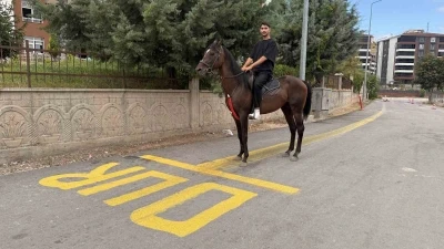 Tokat’ta direksiyon sınavı heyecanını yenmek için motosiklet yerine atla parkura girdi
