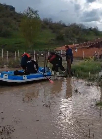 Tokat&rsquo;ta evlerinde mahsur kalan vatandaşlar AFAD botları ile kurtarıldı
