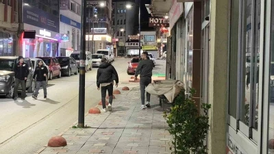 Tokat&rsquo;ta fırtına ağacı devirdi, vatandaş saniyelerle kurtuldu
