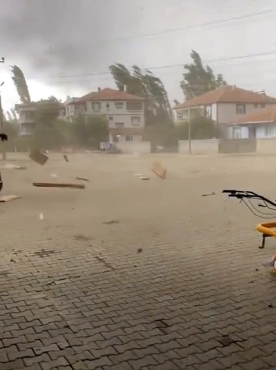 Tokat&rsquo;ta fırtına ve sağanak hayatı olumsuz etkiledi
