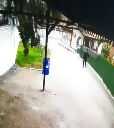 Tokat&rsquo;ta fırtınanın devirdiği ağacın altında kalmaktan son anda kurtuldu
