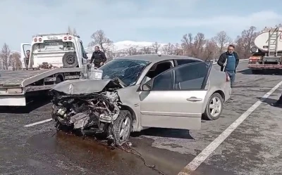 Tokat&rsquo;ta iki otomobil kafa kafaya &ccedil;arpıştı: 4 yaralı
