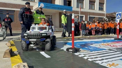 Tokat&rsquo;ta jandarmadan k&ouml;y okullarında trafik eğitimi
