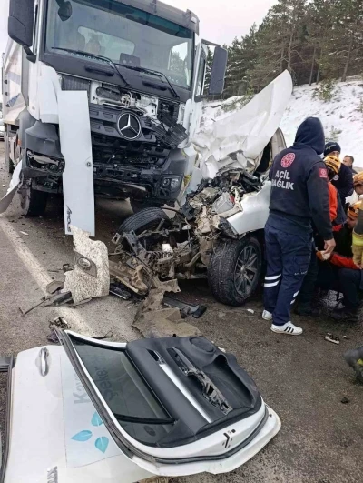 Tokat&rsquo;ta kamyonet ile tır &ccedil;arpıştı: 1 &ouml;l&uuml;, 2 yaralı
