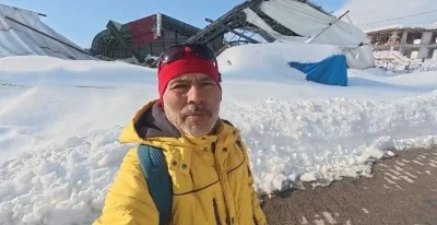 Tokat&rsquo;ta kapalı halı sahanın &ccedil;atısı kar y&uuml;k&uuml;ne dayanamadı
