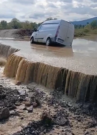 Tokat&rsquo;ta Kelkit &Ccedil;ayı taştı, ara&ccedil; &ccedil;&ouml;ken yolda mahsur kaldı
