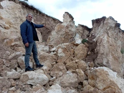 Tokat&rsquo;ta k&ouml;y girişindeki heyelan korkuttu

