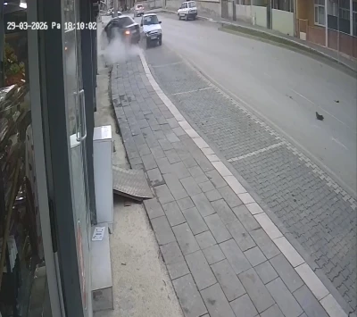 Tokat&rsquo;ta otomobil markete girdi: 2 yaralı
