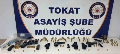 Tokat&rsquo;ta polis delil aradı, cephanelik buldu
