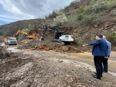 Tokat&rsquo;ta sağanak sonrası taşkında k&ouml;y yolu ulaşıma kapandı

