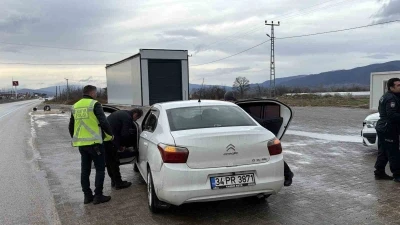 Tokat&rsquo;ta uygulama noktasında bir ara&ccedil;ta ka&ccedil;ak g&ouml;&ccedil;men yakalandı
