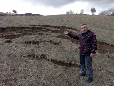 Tokat&rsquo;ta yağış sonrası heyelan tarlayı kullanılamaz hale getirdi
