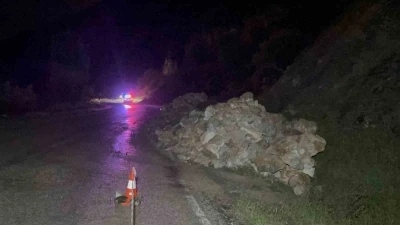 Tokat&rsquo;ta yama&ccedil;tan kopan kaya par&ccedil;aları yola savruldu
