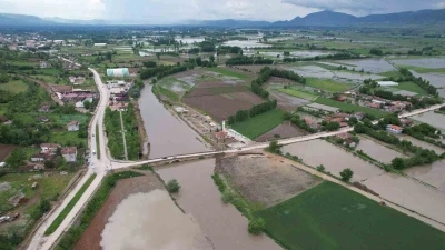 Tokat&rsquo;ta Yeşilırmak taştı, 8 asırlık taş k&ouml;pr&uuml;n&uuml;n &uuml;&ccedil; g&ouml;z&uuml; su altında kaldı
