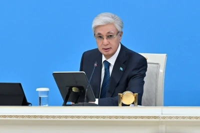 Tokayev, yeni Anayasa h&uuml;k&uuml;mlerini uygulamaya koyacak yasaları imzaladı
