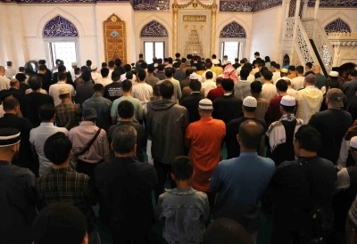 Tokyo Camii&rsquo;nde bayram namazı yoğun katılım nedeniyle 3 kez kılındı

