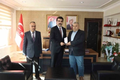 Tomarza&rsquo;da vergi dairesi b&uuml;nyesinde 41 yıl g&ouml;rev yapan memura kaymakamdan plaket
