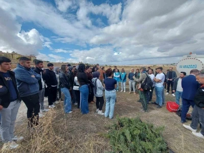 Tomarza MYO öğrencileri yüzlerce fidanı toprakla buluşturdu
