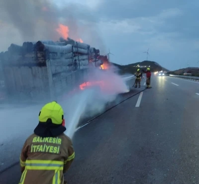 Tomruk yüklü tırda yangın paniği
