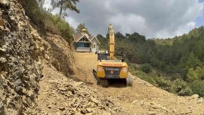 Tonlarca ağırlıkta olan evini eşyalarıyla birlikte rayların üzerinden iş makinesi yardımıyla yürütüp tapulu arazine çekti
