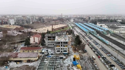 Tonlarca y&uuml;k&uuml; metrelerce y&uuml;kseklikte adeta iğne deliğinden ge&ccedil;iriyorlar
