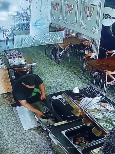 Topallayarak girdiği restorandan cüzdan çaldı, hırsızlık anı kameraya yansıdı
