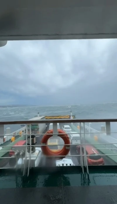 Top&ccedil;ular-Eskihisar seferini yapan arabalı feribot fırtınada s&uuml;r&uuml;klendi
